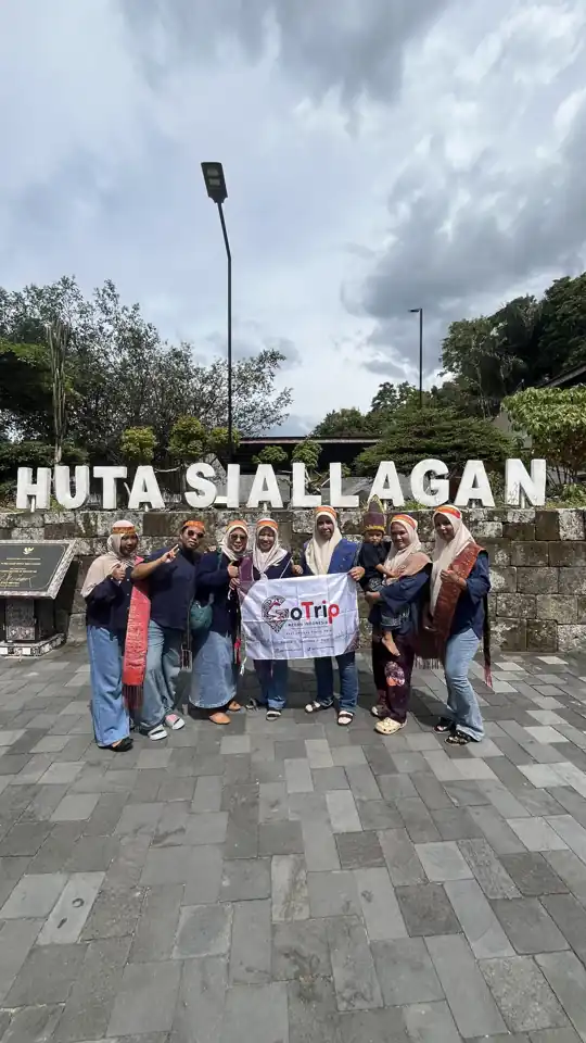 Peserta GoTrip berfoto bersama di Huta Siallagan, Samosir