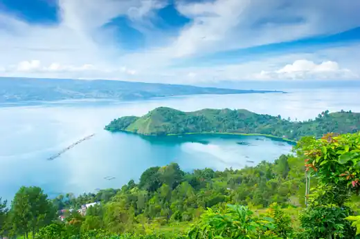 Panorama Danau Toba dan perbukitan hijau, Sumatera Utara
